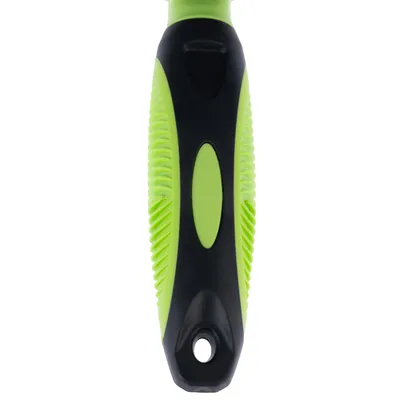 Pega em verde e preto com superfície antiderrapante e orifício para pendurar na extremidade.