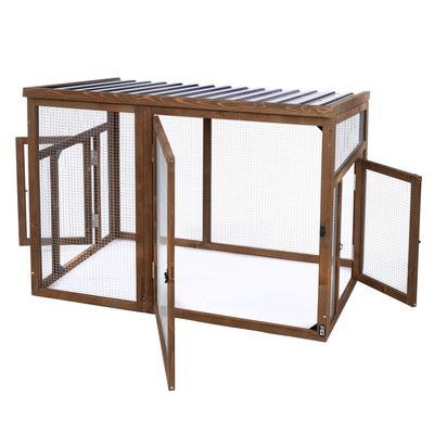 Drevený výbeh s kovovými mrežami, dvoma dverami a šikmou strechou. Vhodný do interiéru alebo exteriéru.