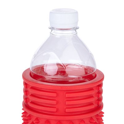 Bouteille en plastique transparente insérée dans un accessoire rouge texturé en plastique, parties supérieure et centrale visibles.