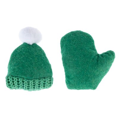 Set di giocattoli in feltro verde composto da un berretto con pon pon bianco e un guanto.