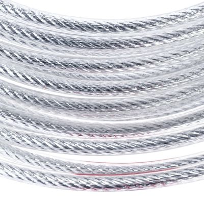 Κοντινή λήψη ασημί πλεκτού σχοινιού με γυαλιστερή επιφάνεια.