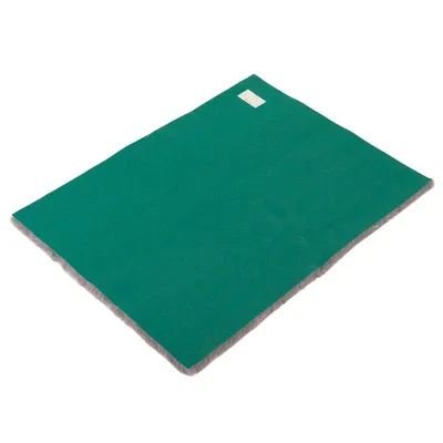 Groene mat met vilten onderzijde, rechthoekig en plat. Label rechtsboven zichtbaar.