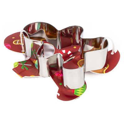 Stampo in metallo a forma di omino di pan di zenzero, con sfondo rosso e motivi natalizi come bastoncini di zucchero e regali.