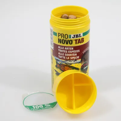 JBL Pro Novo Tab, ruokatabletit kaikille lajeille. Avattu pakkaus keltaisella kannella ja merkintä: 100 % Made in Germany.