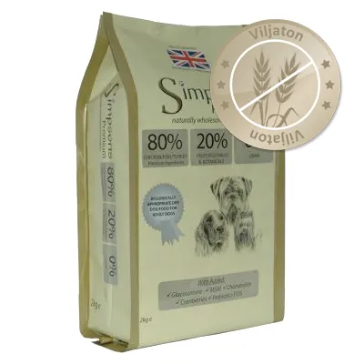 Simpsons Premium koiranruokapakkaus, 80 % kanaa, 20 % hedelmiä ja vihanneksia. Viljaton-merkki näkyvissä. Pakkauskuvassa kolme koiraa ja Iso-Britannian lippu.