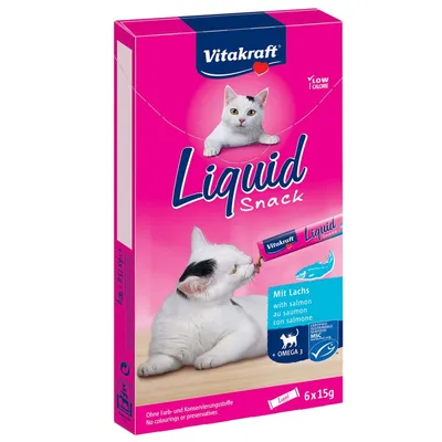 Vitakraft Liquid Snack mit Lachs, 6 x 15g, ohne Farb- und Konservierungsstoffe, Low Calorie, Omega 3, MSC zertifiziert. Katze leckt Snack aus Tube.