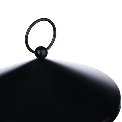 Anello in metallo nero su un coperchio conico, adatto per descrizione prodotto o vista design.