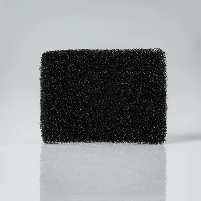 Espuma de filtro preta retangular para aquários ou filtros de água, com estrutura porosa visível.