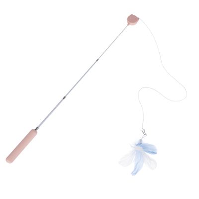 Игрушка-удочка с розовой ручкой, серебристым стержнем и сине-белыми перьями на конце. Подходит для интерактивной игры.