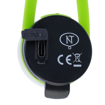 Schwarze USB-Ladebuchse mit grünem Gehäuse, CE-Kennzeichnung und NT-Logo. Symbol für nicht im Hausmüll entsorgen sichtbar.