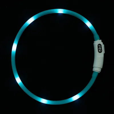 Leuchtendes Halsband in Blau mit Tiaki-Logo, geeignet für Sichtbarkeit im Dunkeln.