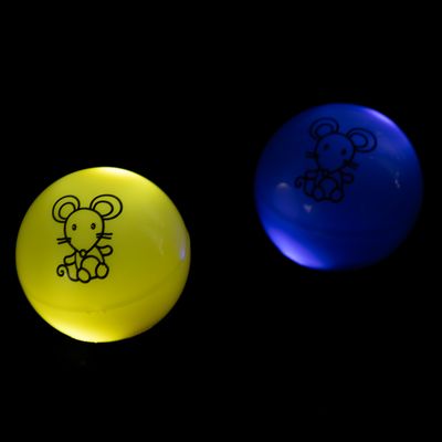 Dwie świecące piłki do zabawy, żółta i niebieska, z nadrukiem myszy. Odpowiednie do interaktywnej zabawy.