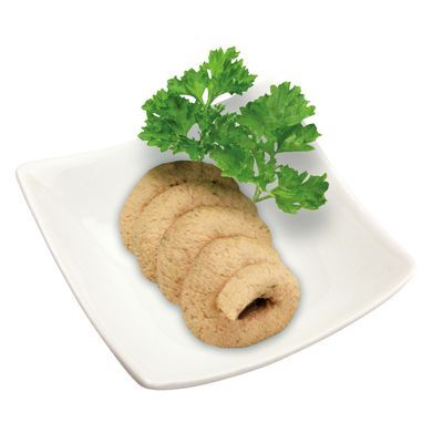 Vijf ronde, beige snacks op een wit bord met een takje peterselie. Materiaal van de snacks niet zichtbaar gespecificeerd.