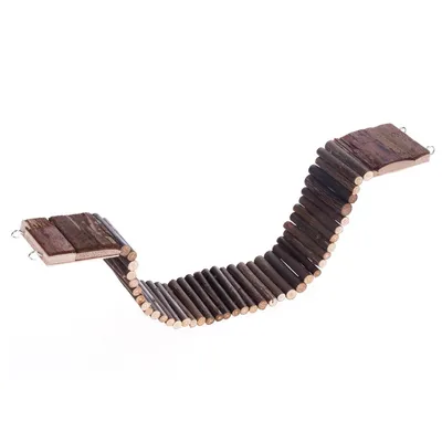 Pont suspendu en bois composé de rondins reliés, avec deux plateformes plates à chaque extrémité et crochets métalliques visibles pour fixation.