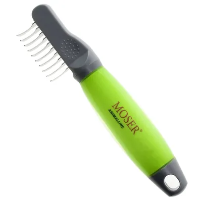 Peigne à dents métalliques avec manche vert, marque MOSER ANIMALINE visible sur le manche. Peigne à dents métalliques avec manche vert, marque MOSER ANIMALINE visible sur le manche.