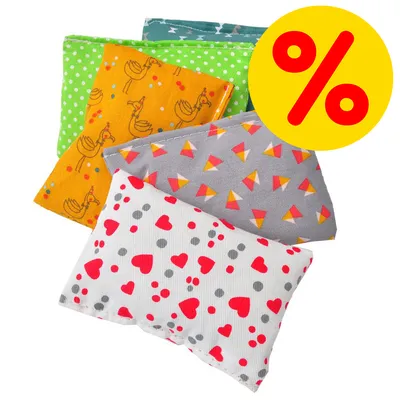 Set di cuscinetti in tessuto con fantasie colorate assortite, simbolo giallo con percentuale rossa che indica offerta o sconto visibile nell'immagine.