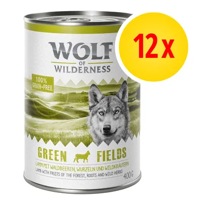 Wolf of Wilderness Green Fields, 100% grain-free, 12 x 400 g. Jagnięcina z owocami leśnymi, korzeniami i dzikimi ziołami. Widoczny napis po angielsku i niemiecku na opakowaniu.