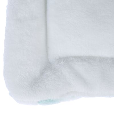Nahaufnahme eines weissen, weichen Stoffmaterials mit flauschiger Textur.