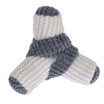 Wit-grijs speelgoed van zacht, gestructureerd stof in kruisvorm. Geschikt voor huisdieren om mee te spelen of op te kauwen.