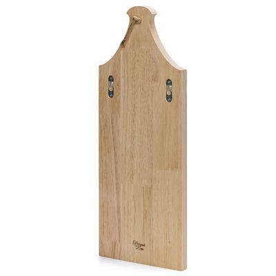 Träbräda med upphängningsanordning och präglad text 'Designed by Lotte'.