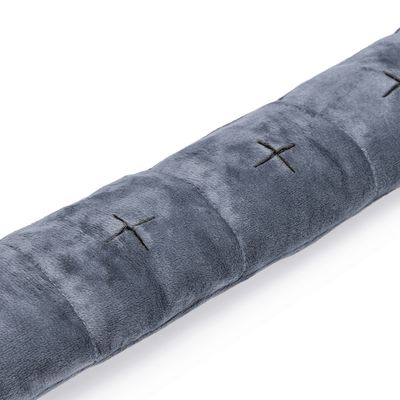 Szara, podłużna zabawka pluszowa z wyszywanymi wzorami krzyżyków. Odpowiednia dla zwierząt domowych do zabawy lub przytulania.