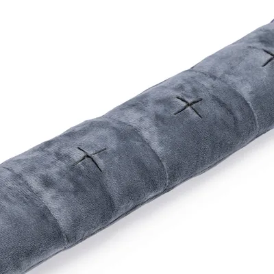 Graues, längliches Plüschspielzeug mit gestickten Kreuzmustern. Geeignet für Haustiere zum Spielen oder Kuscheln.
