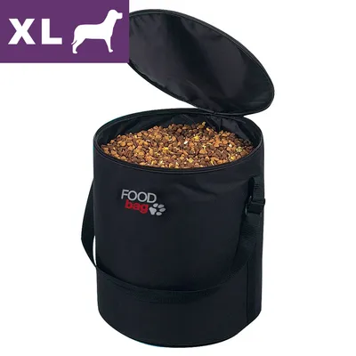 XL-kokoinen musta FOOD bag -ruokasäiliö, jossa avonainen kansi ja sisällä koiran kuivaruokaa. Olkahihna sivulla. XL-kokoinen musta FOOD bag -ruokasäiliö, jossa avonainen kansi ja sisällä koiran kuivaruokaa. Olkahihna sivulla.