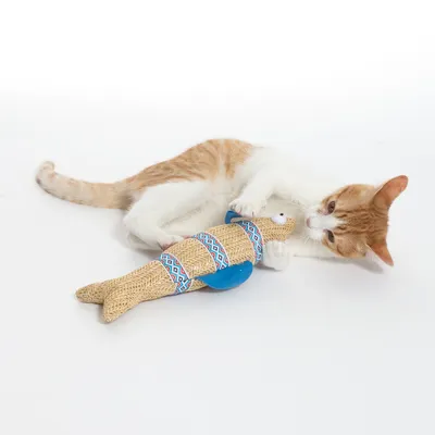 Играчка риба от юта с цветни шарки и сини перки, играна от котка.