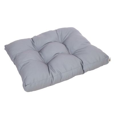 Grijs, gewatteerd kussen met vierkante vorm en zichtbare naden. Klein merklabel zichtbaar in de hoek.