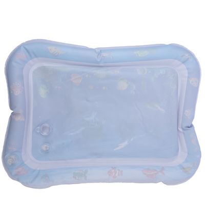 Nadmuchiwana niebieska mata z motywem podwodnym, przezroczyste okienko i widoczne zawory.