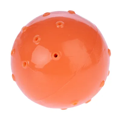 Oranje bal van kunststof met kleine gaatjes en nopjes, geschikt als speelgoed.
