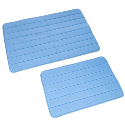 Dos alfombrillas refrigerantes azules de diferentes tamaños con diseño acolchado.