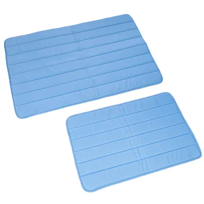 Dos alfombrillas refrigerantes azules de diferentes tamaños con diseño acolchado. Dos alfombrillas refrigerantes azules de diferentes tamaños con diseño acolchado.
