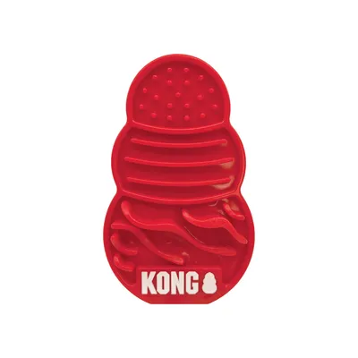 Rote KONG Lickmat mit verschiedenen Texturen und Vertiefungen, geeignet für langsames Fressen oder Beschäftigung. Sichtbarer KONG-Logo-Schriftzug unten.