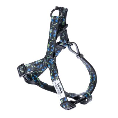 Pettorina nera con motivo blu-verde, cinghie regolabili e anelli in metallo. Etichetta con marchio CE visibile.