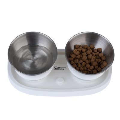 Set di doppie ciotole Modern Living con due ciotole in acciaio inox, una per l'acqua e una con crocchette, su supporto bianco.