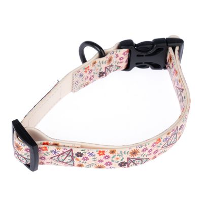 Кучешка каишка с флорален мотив и триъгълен дизайн, регулируема, пластмасова закопчалка и метален пръстен.