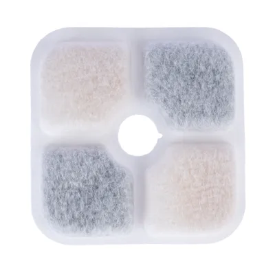 Filtereinsatz mit vier Filterschichten in Weiss und Grau, quadratische Form mit zentralem Loch. Filtereinsatz mit vier Filterschichten in Weiss und Grau, quadratische Form mit zentralem Loch.