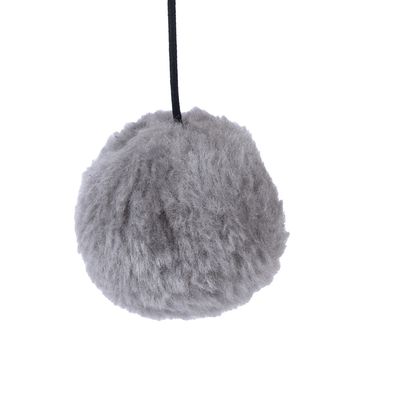 Grauer, flauschiger Ball mit schwarzer Schnur, geeignet als Spielzeug oder Zubehör.