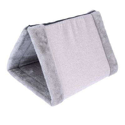 Grått, triangulärt husdjursbädd med mjuk plyschkant och tygöverdrag. Passar som sovplats eller gömställe för smådjur.