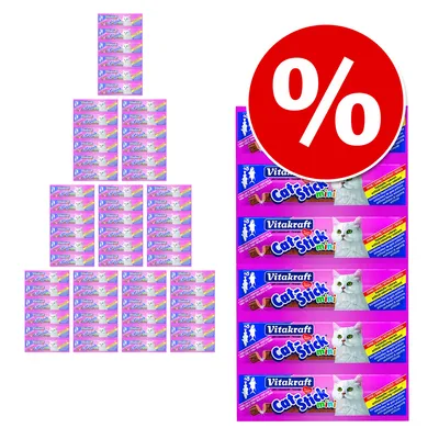 Flera förpackningar Vitakraft Cat Stick mini med bild på vit katt och stor röd procent-symbol, indikerar mängdrabatt eller specialerbjudande.
