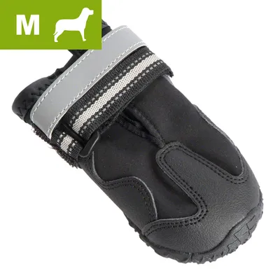 Sort hundesko i størrelse M med grå refleksrem og synlige forstærkninger, materiale ligner tekstil og gummi. Hvidt M og hundesilhuet på grøn baggrund øverst til venstre.
