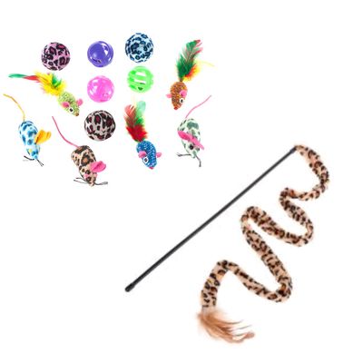 Set mit Spielangel im Leopardenmuster, Bällen und Mäusen in verschiedenen Farben, rotes Prozentzeichen für Rabattaktion sichtbar.