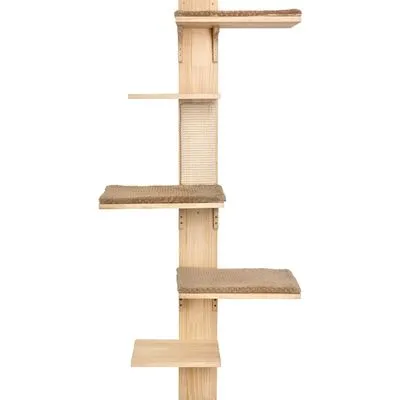 Kattenklimwand van hout met vijf plateaus, drie bekleed met beige stof en één sisal krabvlak in het midden. Alle onderdelen zijn zichtbaar gemonteerd aan een verticale houten plank.