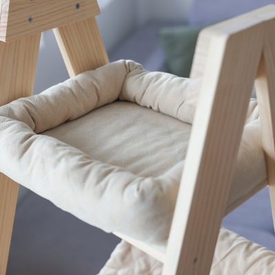 Houten frame met gevoerde ligoppervlakte in beige, geschikt voor huisdiermeubels of accessoires.