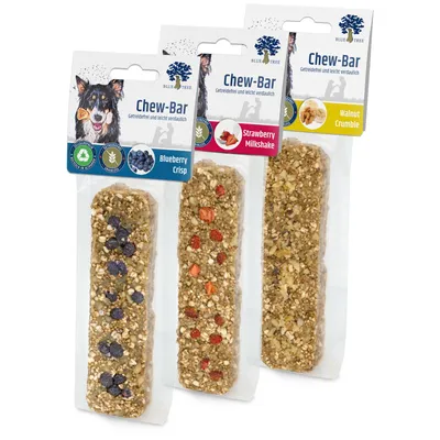 Barres à mâcher Blue Tree Chew-Bar pour chien, saveurs visibles : Blueberry Crisp, Strawberry Milkshake, Walnut Crumble. Emballage avec illustration de chien et texte en anglais/allemand.