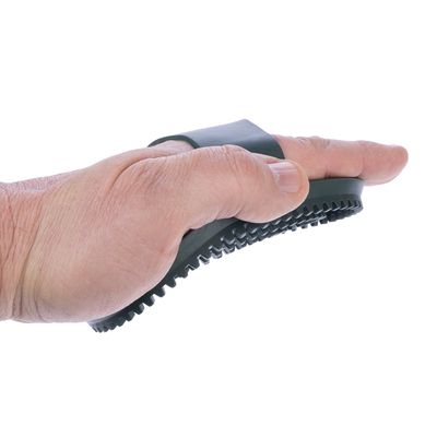 Mano che tiene una spazzola in gomma nera con dentini, adatta per la cura del pelo.