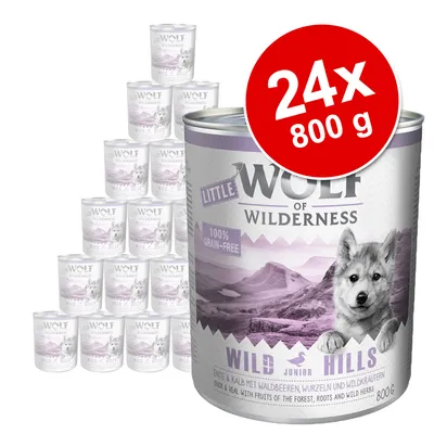 24x800 g Wolf of Wilderness Little Wild Hills dåsefoder, 100% grain-free. Synlige tekster: Duck & Veal with fruits of the forest, roots and wild herbs. Stor dåse foran, stablede dåser bagved.