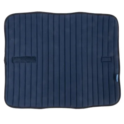 Donkerblauwe, gestreepte mat met klittenbandsluitingen en een klein label aan de zijkant.