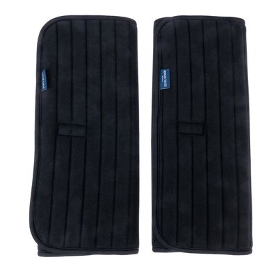 Tappetini protettivi neri imbottiti con design trapuntato ed etichette blu, adatti a diversi usi.